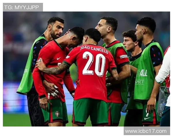 球迷热议焦点事件全面汇总多角度解读赛场内外精彩瞬间 球迷热议焦点事件全面汇总多角度解读赛场内外精彩瞬间